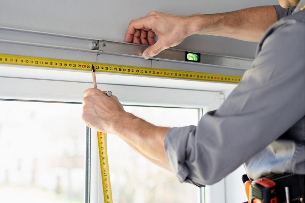 fixer une tringle à rideaux