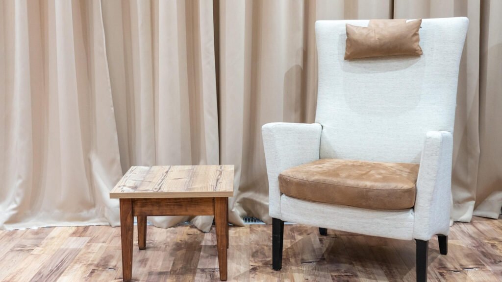 Quel type de fauteuil privilégier pour un salon moderne ?