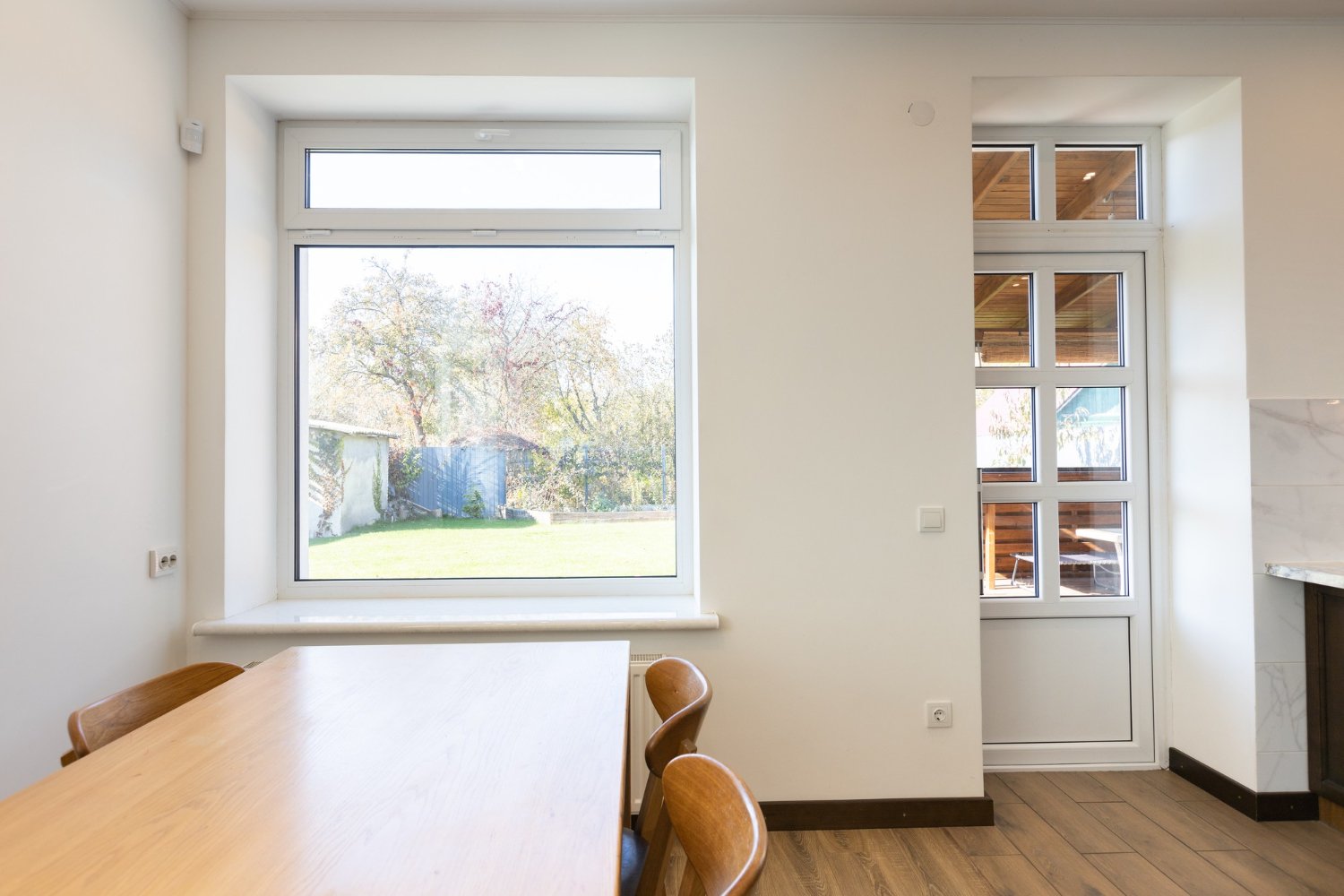 Une porte vitrée et une fenetre en PVC dans une maison